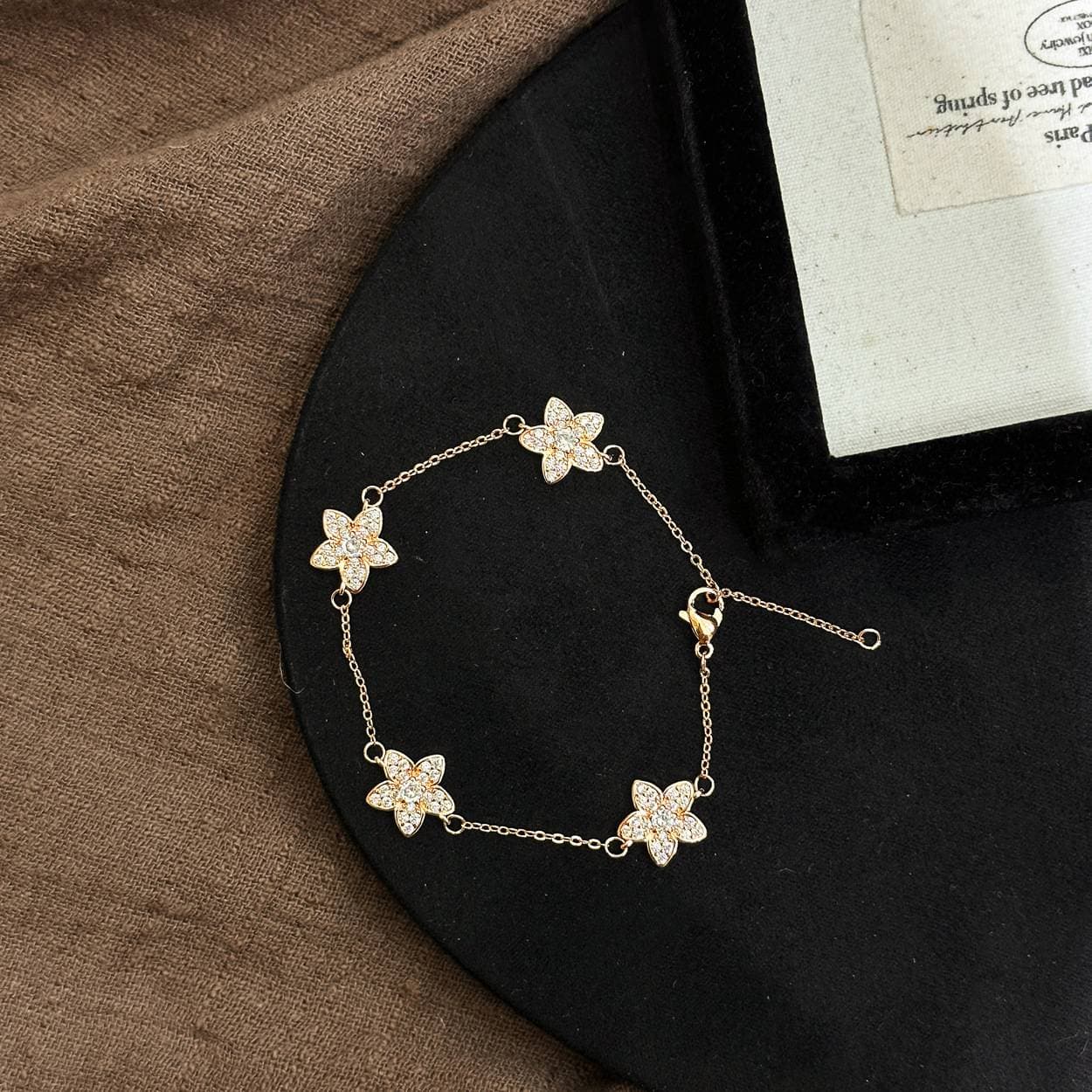 Unisex Jewelry Fashion Flower Diamond Bracelet – Minimalist Luxury Chain (Elegant & Stackable)