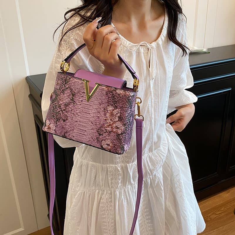 New Crocodile Pattern Compartment Gold V-Shaped High-End Glitter Exaggerated Versatile Handbag For Going Out