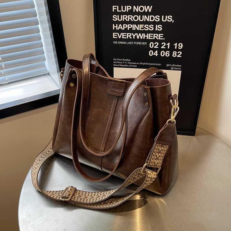 Europe and the United States retro large-capacity commuter Tote 2023 new handbag texture wide shoulder strap crossbody bag shoulder bag