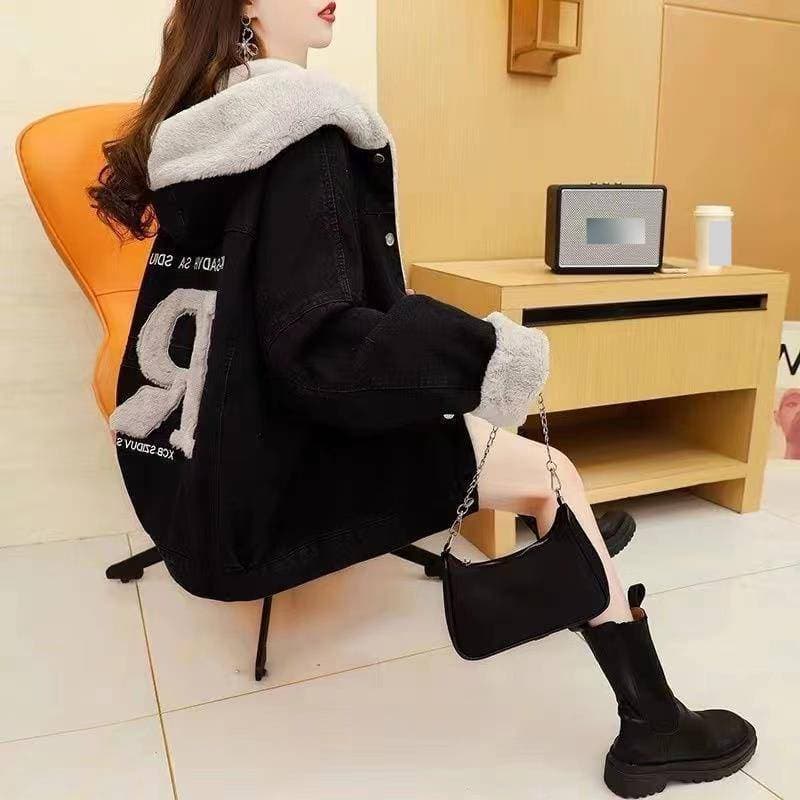 Cozy Fleece-Lined Denim Jacket With Hood – Oversized & Stylish Women's Winter Coat (Black, Blue)