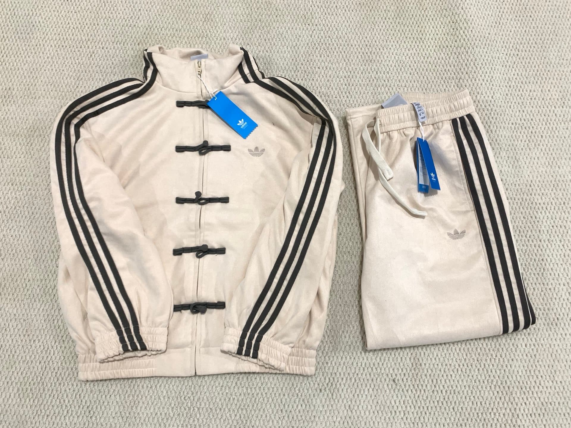 Ensemble veste et pantalon de sport unisexe Adidas Année du Cheval Édition Limitée 2026, style chinois, coupe ample, fermeture éclair et rayures.