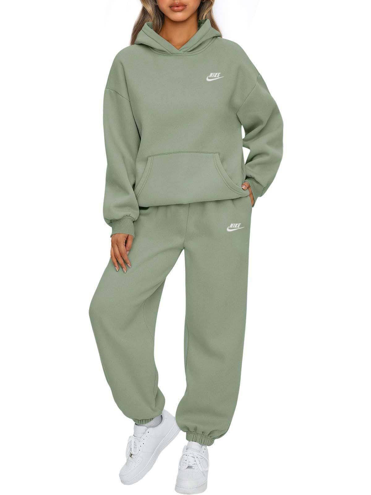 Ensemble Nike pour femme : sweat à capuche à manches longues et pantalon de jogging élastique, style décontracté avec poches. Parfait pour un lo