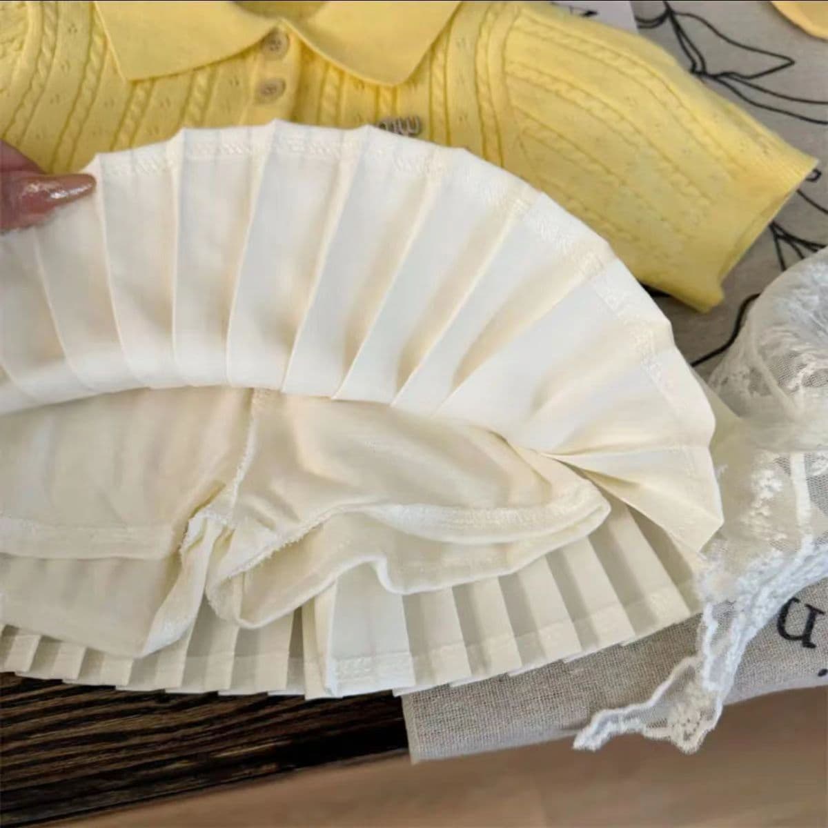 Ensemble deux pièces tendance pour bébé fille, style coréen, été, chic et tendance : polo jaune oie en maille, manches courtes et jupe plissée