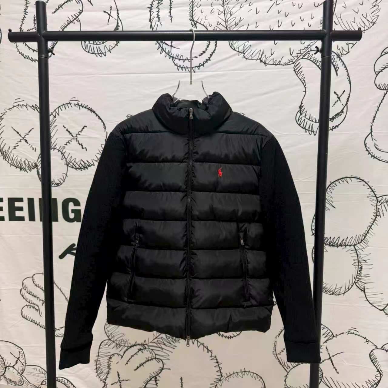 Polo Ralph Lauren Veste matelassée homme à col montant et manches en maille patchwork, chaude et zippée, style décontracté et ample.