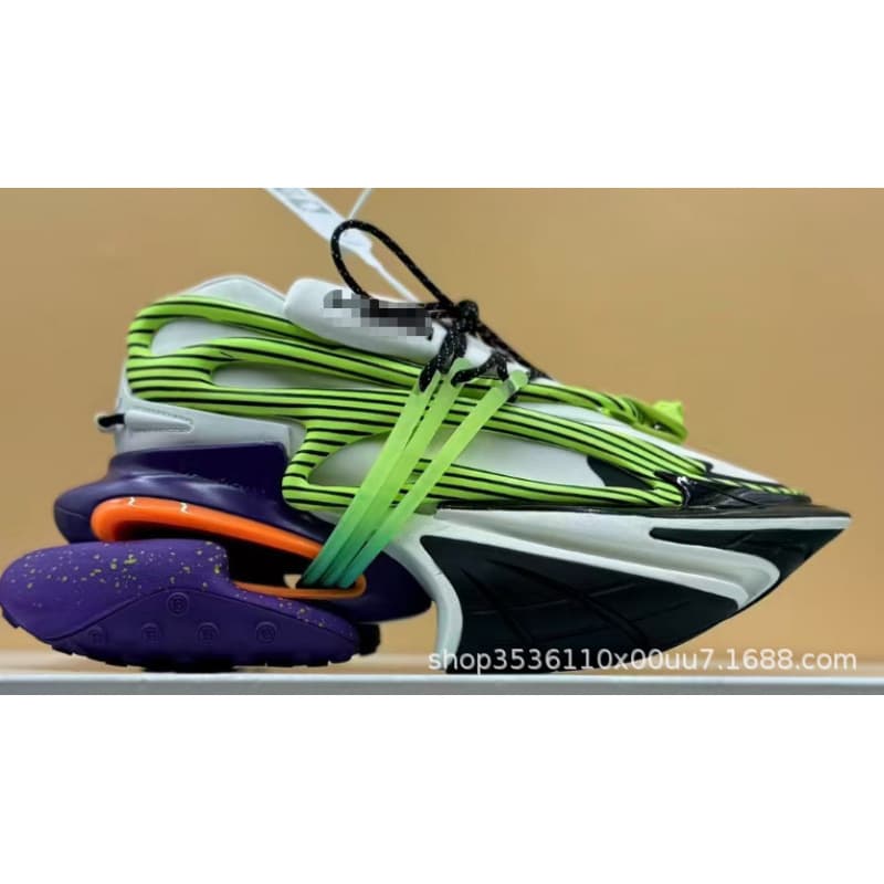 Chaussures de sport rehaussantes à semelles épaisses, inspirées de l'espace et inspirées des vaisseaux spatiaux.
