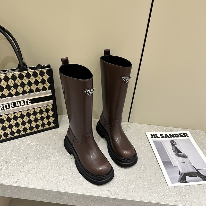Bottes mi-mollet à plateforme en cuir, style britannique, tendance 2023, style Knight. Talon compensé rehaussant la silhouette.
