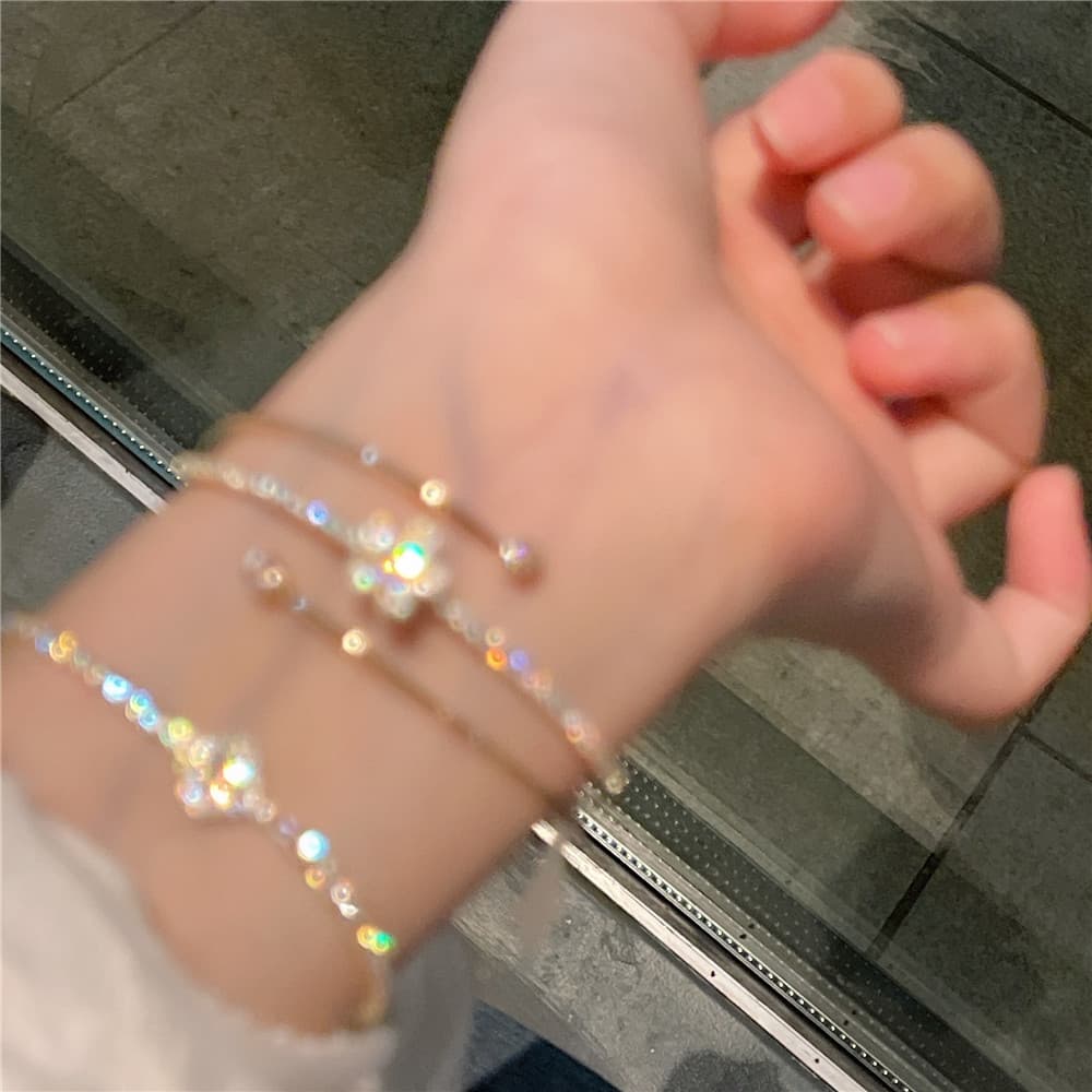 Sweet and minimalist three-layer flower bracelet very fine and simple daily bracelet opening adjustable bracelet for women