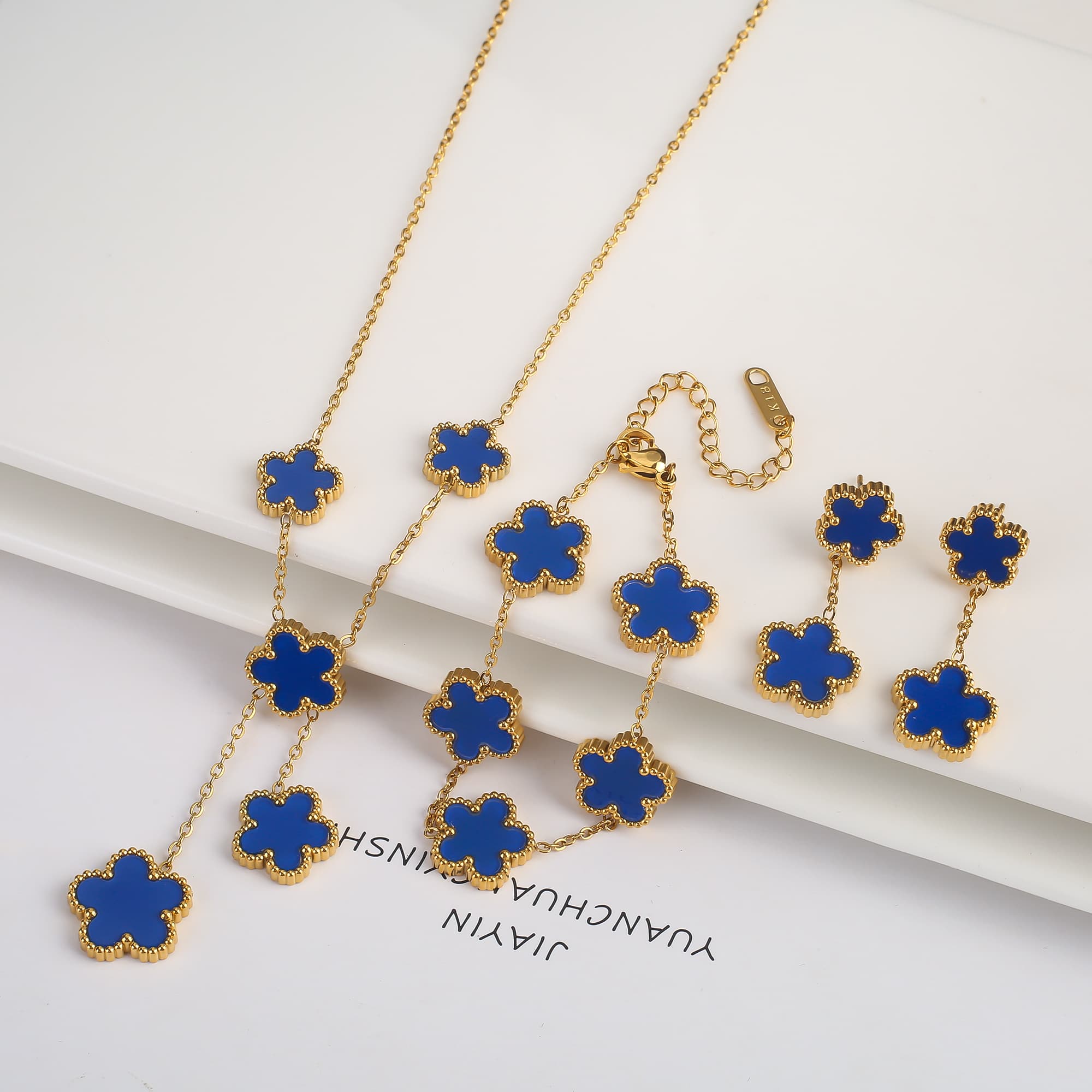 Ensemble de 3 pièces plaqué or 18 carats : collier, boucles d'oreilles et bracelet en forme de fleur à cinq feuilles. Bijou tendance pour femme, i