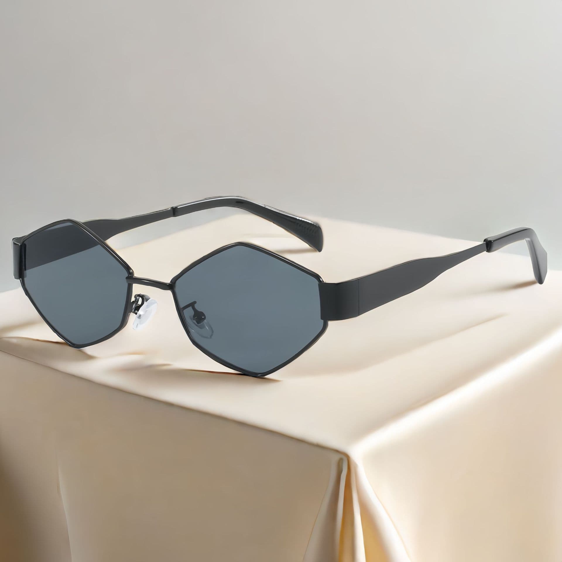 Lunettes de soleil ovales unisexes à verres tendance, petites lunettes de soleil rondes en métal tendance pour hommes et femmes