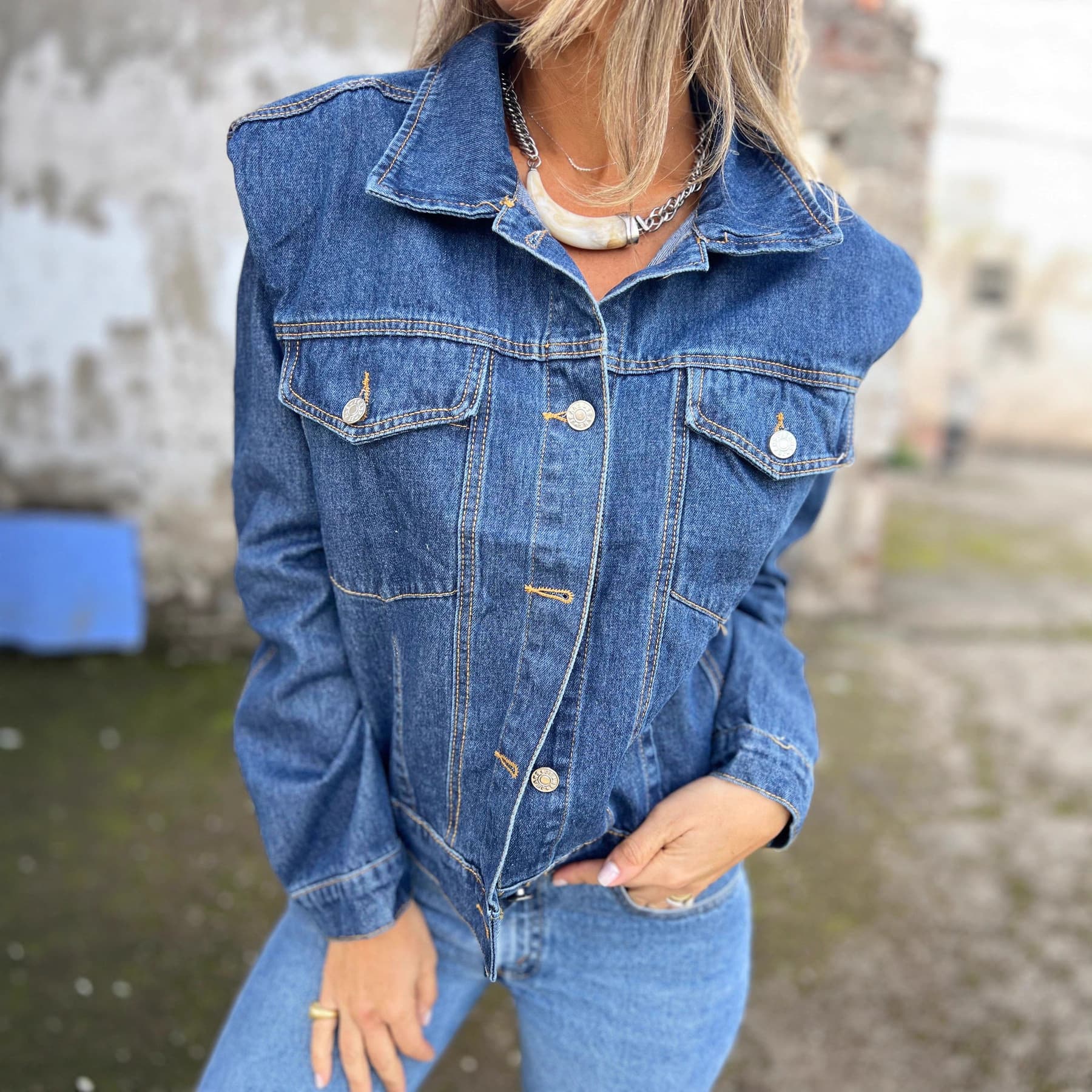 Women's Long-Sleeve Denim Jacket -Inspired Vintage Wash With Relaxed Fit & Stylish Details