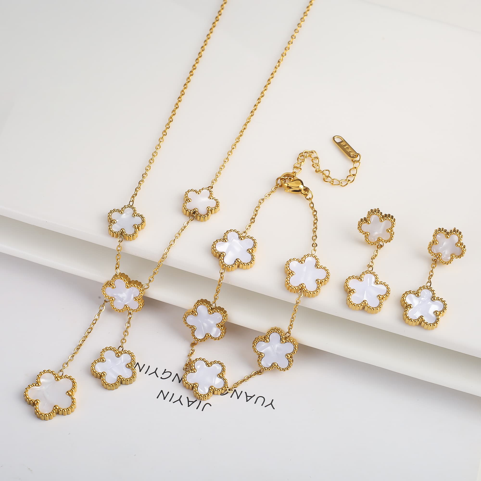 Ensemble de 3 pièces plaqué or 18 carats : collier, boucles d'oreilles et bracelet en forme de fleur à cinq feuilles. Bijou tendance pour femme, i
