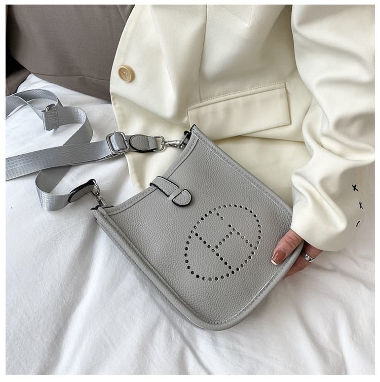 Sac bandoulière carré simple et uni pour femme, collection printemps 2026. Style décontracté et tendance.