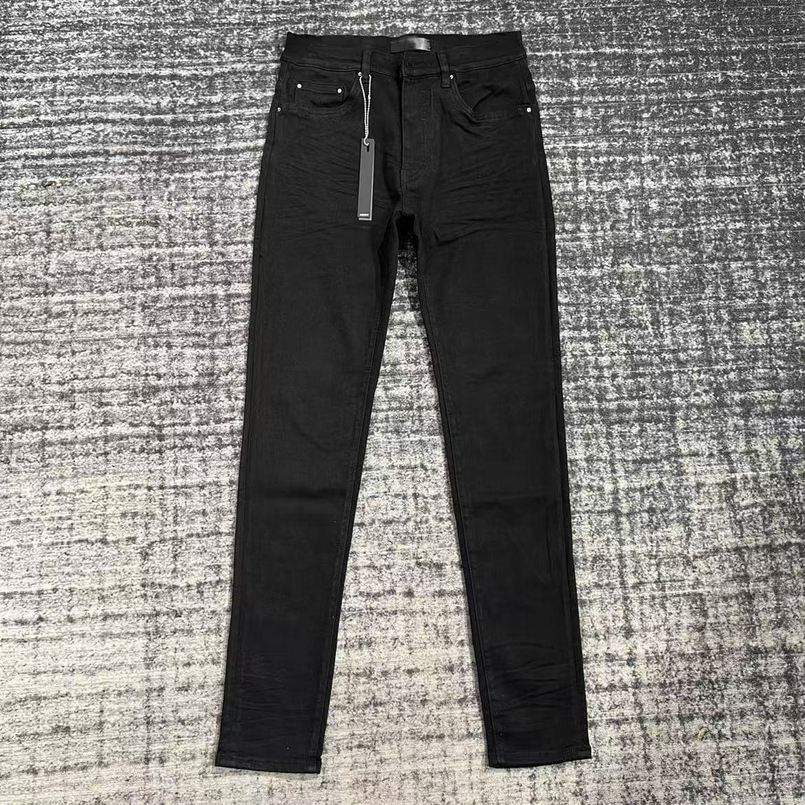 Jean slim pour homme 2026, style décontracté et tendance, en coton déchiré, orné d'écussons brodés.