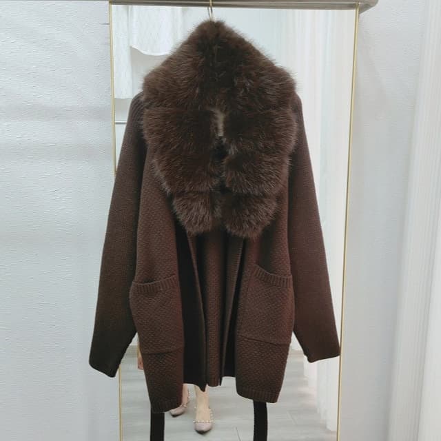 Cardigan en tricot de luxe pour femme avec col en fausse fourrure de renard - Manteau ouvert sur le devant, doux et chaud, pour une tenue décontractée élégante (gris, noir)