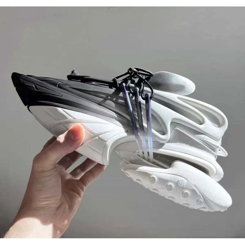 Chaussures de sport rehaussantes à semelles épaisses, inspirées de l'espace et inspirées des vaisseaux spatiaux.