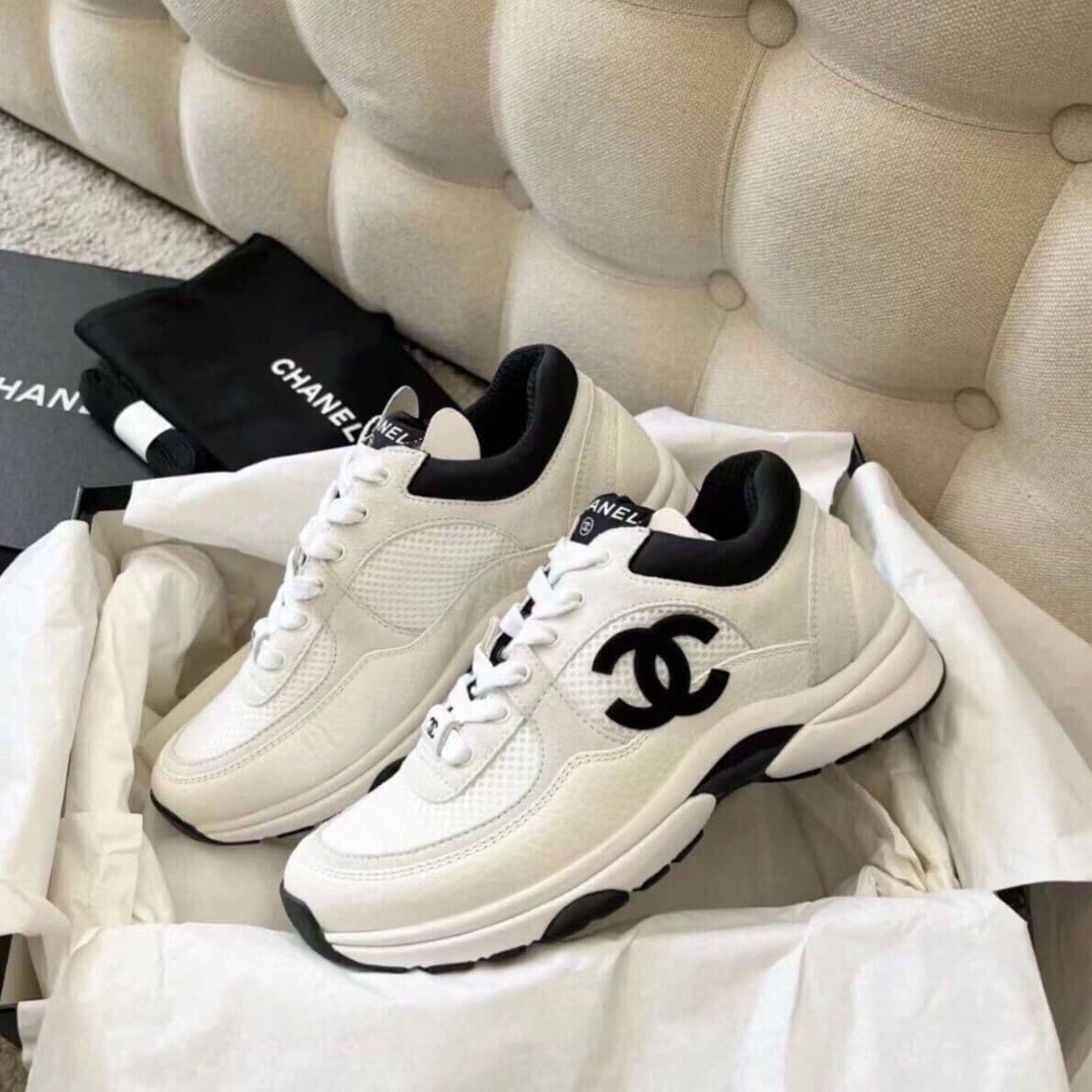 Chaussures blanches polyvalentes de style Chanel, classiques et polyvalentes, idéales pour le printemps et l'automne.