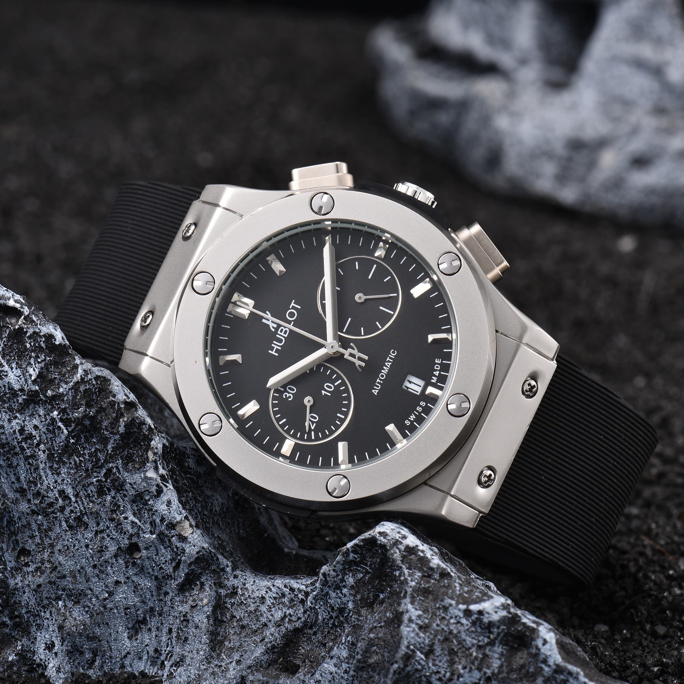 Montre homme à quartz, un best-seller, tendance et sportive, précise même en marchant.