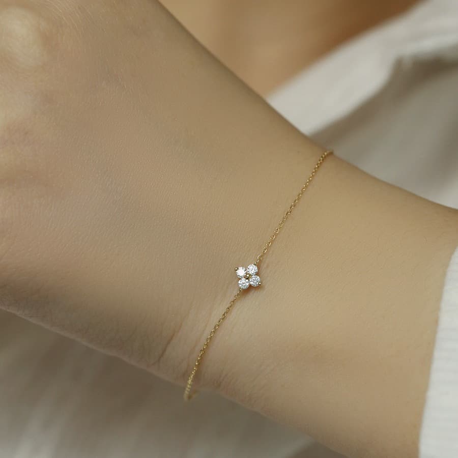 Minimalist Fashion Mini Four-Leaf Clover Zircon Bracelet Niche Light Luxury Design Jewelry