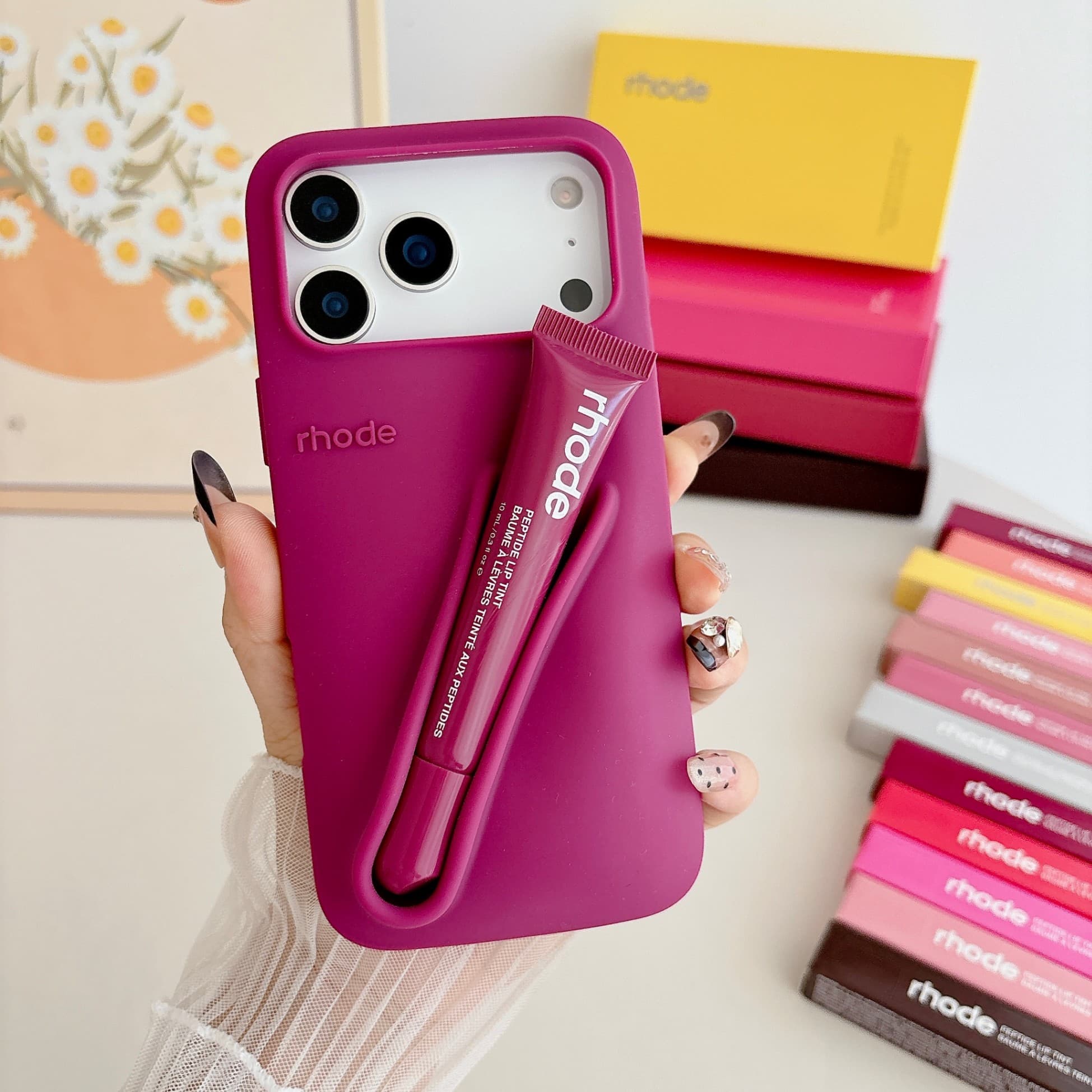 Étui à lèvres liquide en silicone 3D pour iPhone 15 Pro, avec gloss et effet brillant.
