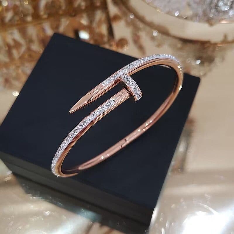 Bracelet de créateur incrusté de zircons et de diamants, élégant et incolore.
