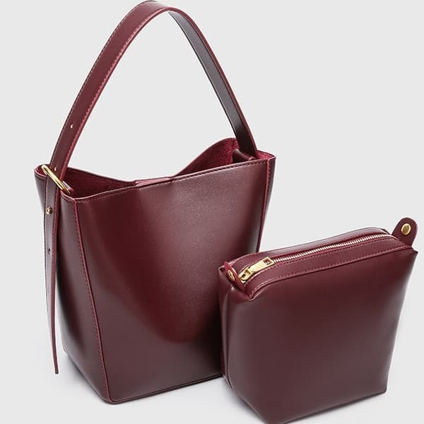 single Shoulder Crossbody Bag That Exudes A Sense Of Luxury And A Niche Design. It Features A Bucket Bag, A Handle, And A Mother Bag