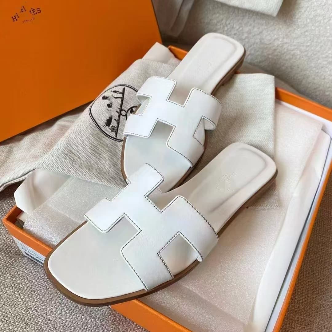Chaussons plats en peau de mouton pour femmes, version haute tendance, entièrement brodés, à une bride, pour l'extérieur