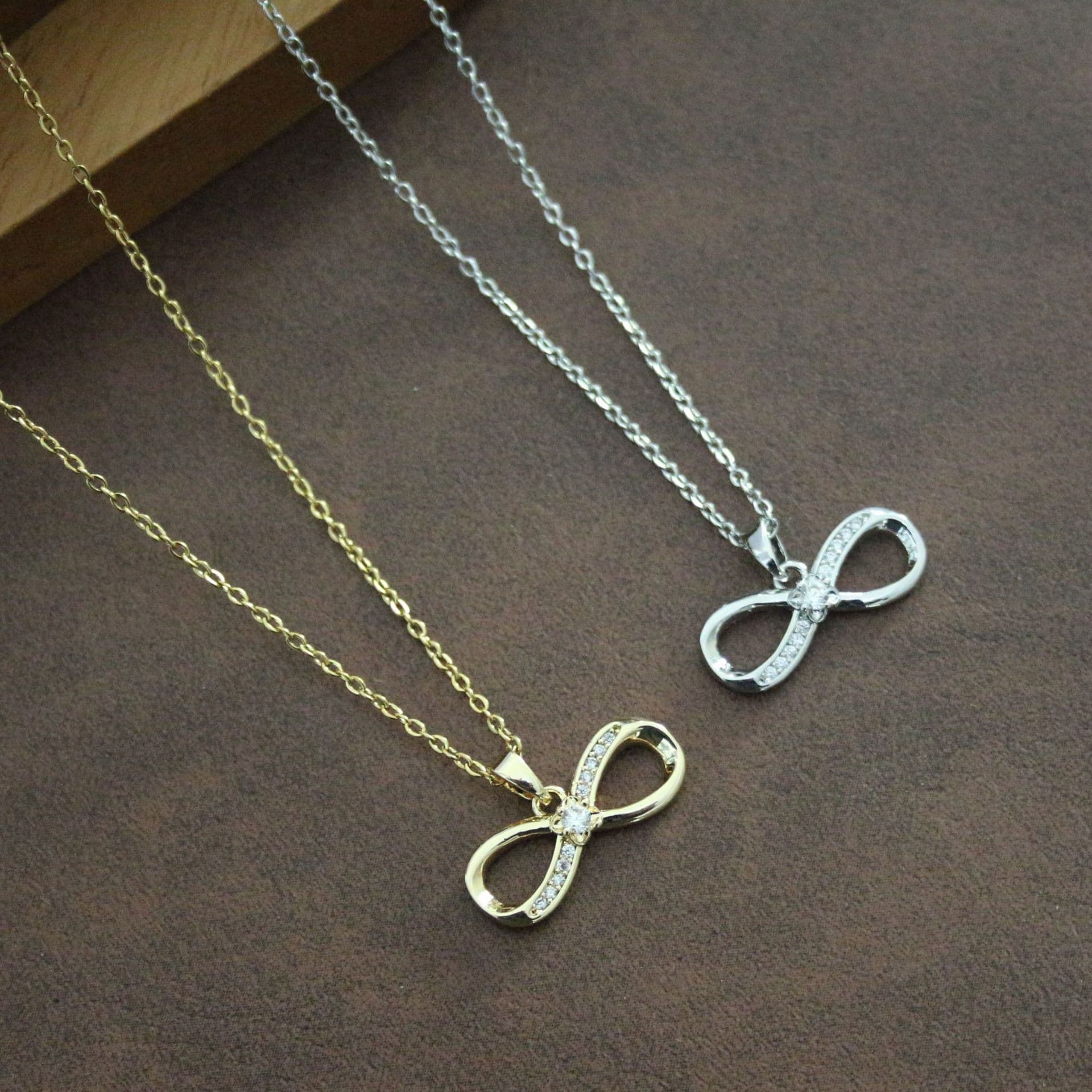 Micro Inlaid Necklace For Women, New Cross 8-Shape Loop Symbol Collarbone Chain Hot Sale