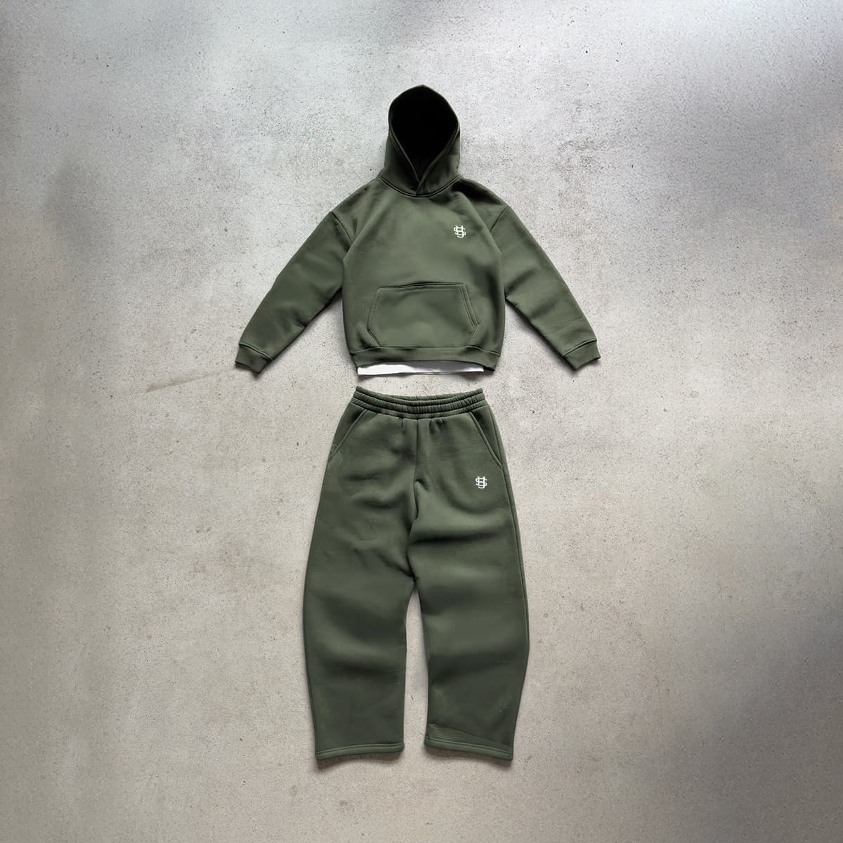 Ensemble unisexe à capuche brodée, manches longues, noir et bleu, style sportswear confortable et ample, composé d'un sweat-shirt et d'un pantalon