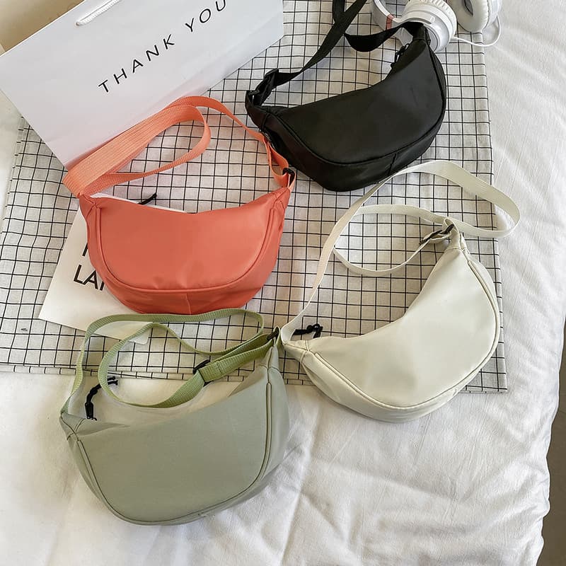New solid color dumpling with niche design, 2024 fashionable and simple crossbody , high-end texture casual shoulder