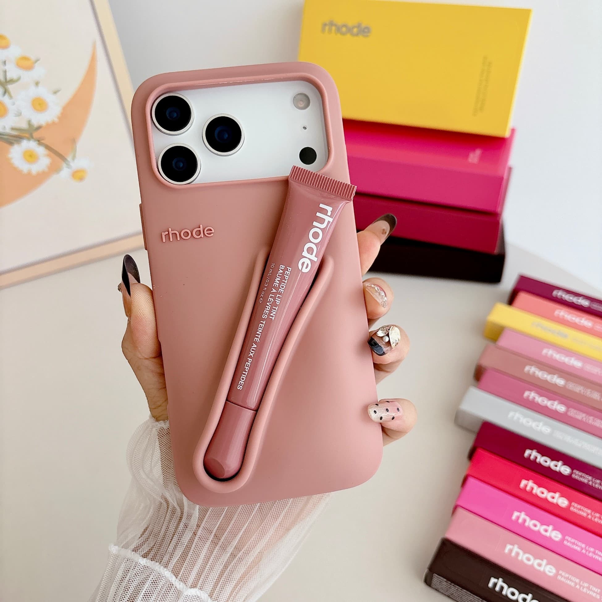 Étui à lèvres liquide en silicone 3D pour iPhone 15 Pro, avec gloss et effet brillant.