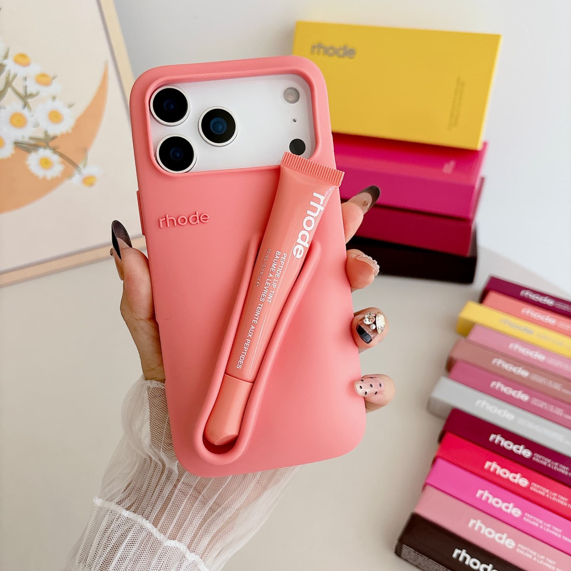 Étui à lèvres liquide en silicone 3D pour iPhone 15 Pro, avec gloss et effet brillant.
