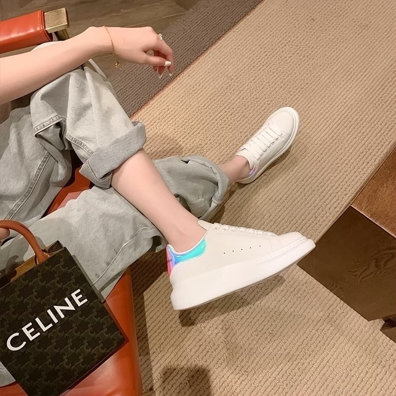Baskets McQuee blanches polyvalentes pour hommes, collection automne 2026, plateforme en cuir véritable à semelle épaisse rehaussant la silhouette