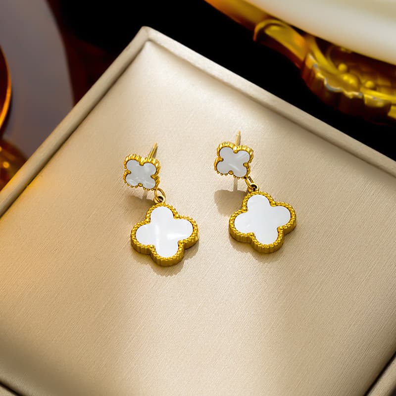 Boucles d'oreilles en acier inoxydable à quatre feuilles de trèfle classique de tempérament, boucles d'oreilles en acier titane polyvalentes perso