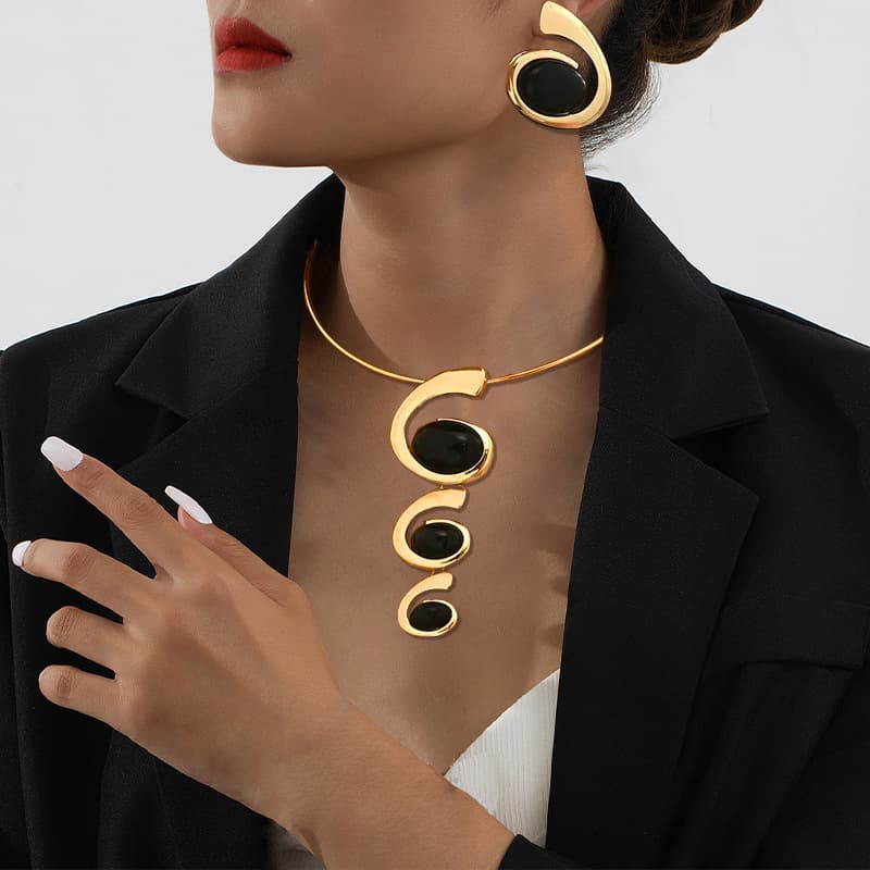 Women’s Jewelry Set Fashion Shaped Pendant Necklace Earrings Set Beautiful Temperament Hot Selling Jewelry Exaggerated