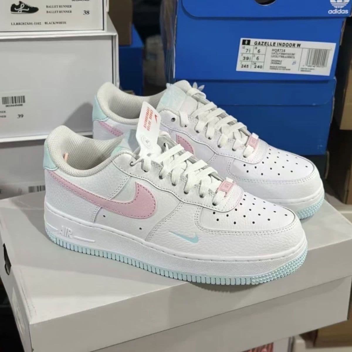 Baskets Force One Black Warrior populaires pour hommes et femmes, tendance et polyvalentes, style rétro décontracté et sportif.