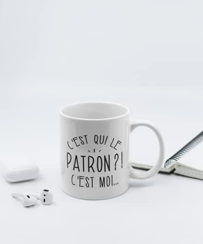 quotedazur - Mug C'Est Qui Le Patron - Cadeau Collègue Retraite - Idée Cadeau Original, Humour Femme - Tasse Couple Saint Valentin - Gadget Geek Homme - Idéal Anniversaire Soeur Ou Meilleure