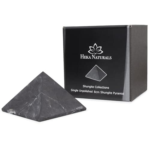 Heka Naturals Pyramide de shungite Non polie, Contient des fullerènes de Carbone | Figure Authentique en Pierre de shungite de Carélie | Pyramide Non polie (8 CM Non Poli)