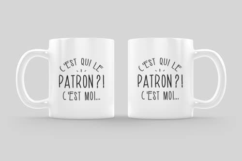 quotedazur - Mug C'Est Qui Le Patron - Cadeau Collègue Retraite - Idée Cadeau Original, Humour Femme - Tasse Couple Saint Valentin - Gadget Geek Homme - Idéal Anniversaire Soeur Ou Meilleure
