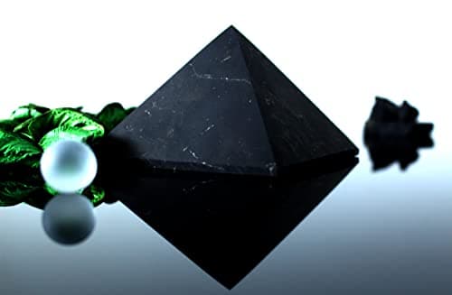 Heka Naturals Pyramide de shungite Non polie, Contient des fullerènes de Carbone | Figure Authentique en Pierre de shungite de Carélie | Pyramide Non polie (8 CM Non Poli)