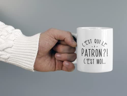 quotedazur - Mug C'Est Qui Le Patron - Cadeau Collègue Retraite - Idée Cadeau Original, Humour Femme - Tasse Couple Saint Valentin - Gadget Geek Homme - Idéal Anniversaire Soeur Ou Meilleure