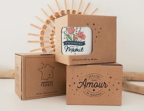 Manahia Mug Cadeau Mamie - La vie est plus jolie avec toi Mamie - Avec Boite Kraft - 330 mL, Céramique - Imprimé en France - Tasse Annonce Mamie - Noël, Anniversaire, Fête des Grands-Mères