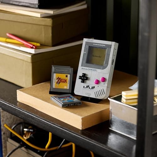 LEGO Super Mario Game Boy - Set de Construction pour Adulte - Maquette de Nintendo à Exposer avec 2 Cartouches Dont Zelda - Support Inclus - Idée de Cadeau Rétro pour Fans de Jeux Vidéo 72046
