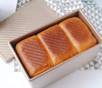 Pullman Moule à pain avec couvercle pour pain ondulé avec couvercle 450 g en alliage doré (21,5 x 12,3 x 11,4 cm)