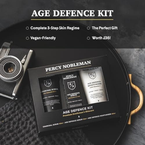 Le kit anti-âge Percy Nobleman, un coffret soin visage homme, contient un gommage au charbon de bois (AHA naturels), sérum anti-âge (l’acide hyaluronique) crème anti-âge (vitamine C)