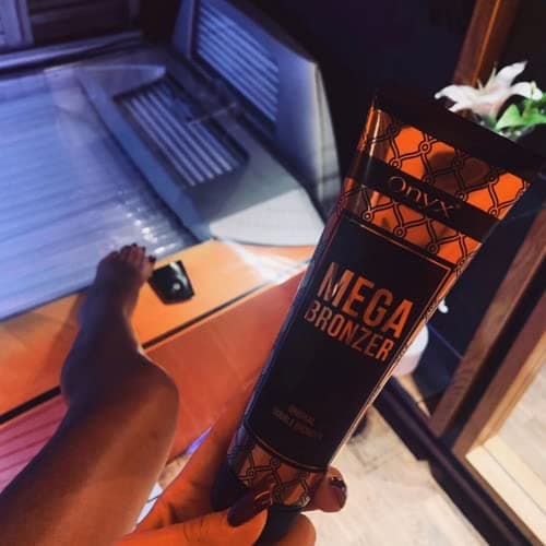 Onyx Mega Bronzer Solarium Cream - Crème bronzante blanche avec poudre bronzante - Crème bronzante pour un bronzage foncé sans stries, taches ou tons orange