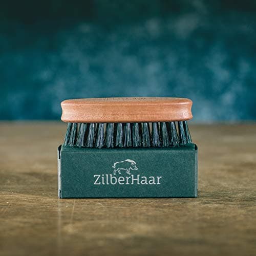 ZilberHaar - Brosse à Barbe de Poche, Rigide - 100% Poils Véritable de Sanglier et Bois de Poirier - Soin du Visage Hommes Compatible Tout Baume à Barbe et Huile à Barbe - Idéal pour Voyager