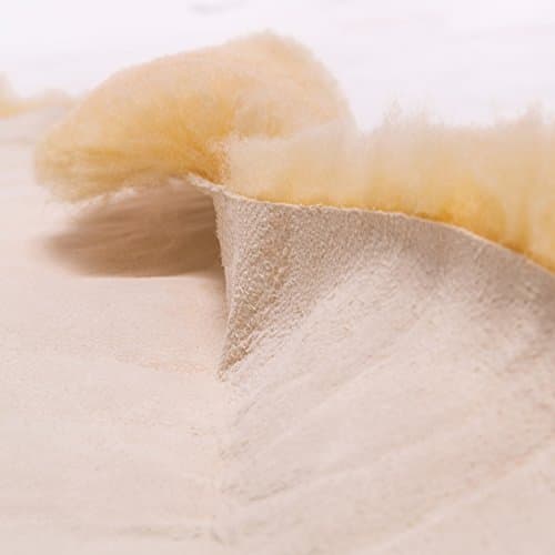 Werner Christ Peau de Mouton pour bébé Baby – Peau médicale, Douillette, qualité Allemande, idéale pour Landau, comme Couverture ou Tapis de Jeu. Longueur : 65, 75, 85, 95 cm, Couleur Nature Jaune