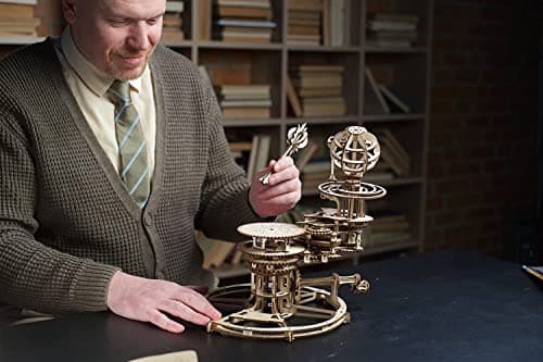 UGEARS Puzzle 3D mécanique Tellurion - Cadeau de fête des pères Terre et Lune Puzzles en Bois 3D pour Adultes - Kits de modèles pour Adultes à Construire - Kit de modèle de système Solaire éducatif
