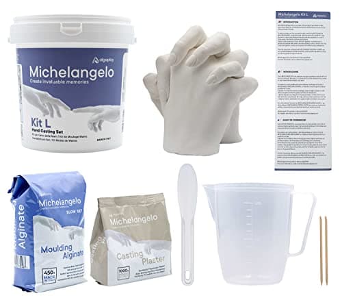 Michelangelo KIT L de moulage. Permet de créer une sculpture de 2 mains d'adultes ou 3 d'enfants en famille ou entre amis. Un pichet doseur de 1 litre et une spatule en plastique pour mélanger.