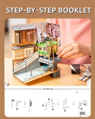 Rolife Sakura Densya DIY Book Nook Modèle Kit Maison Miniature à Construire DIY Maquette Adulte Décoration de Bibliothèque Livre Salon Booknook Puzzle 3D Bois Serre-Livres Diorama (TGB01)